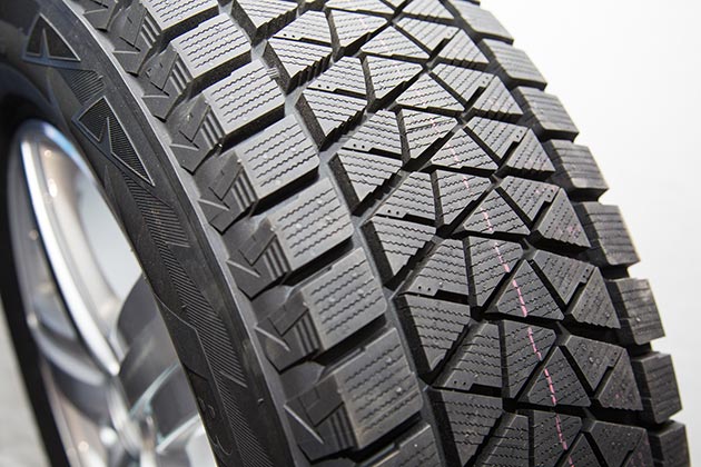 Bridgestone Blizzak DM-V2 275/50R20 113R