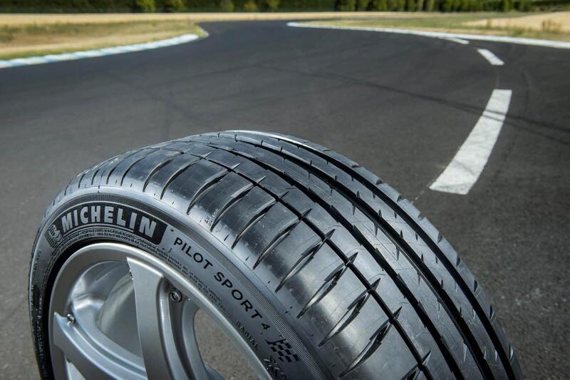 Michelin Pilot Sport 4 275/40R20 102Y (Run-flat)